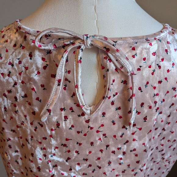 NWOT Lauren Conrad Floral Crushed Velvet Top Roses Valentines Size Small - Picture 7 of 8